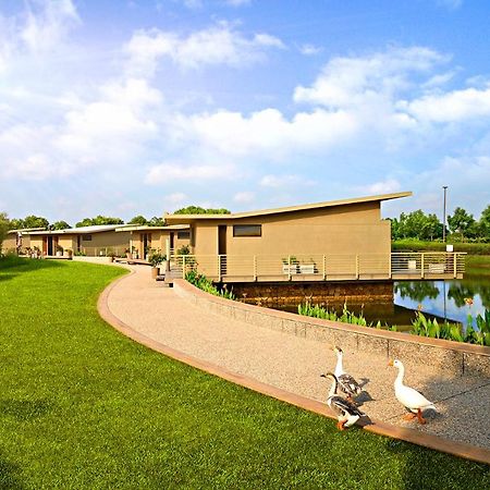 Life At Repose- Lake Villas Resort & Club Chor Warodra Zewnętrze zdjęcie